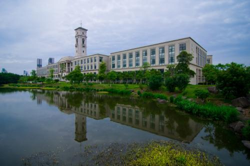 成都中医药大学的地址在哪里？怎么乘车？