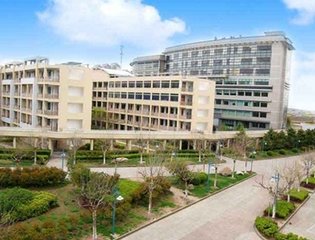 重庆市医药经贸学校校园一角