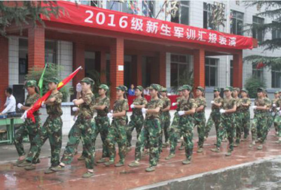 成都市育华职业学校军训汇演