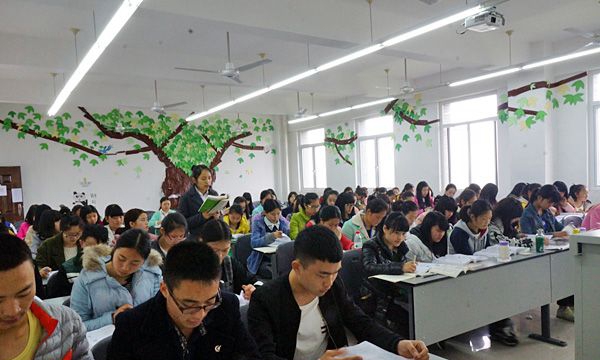 成都指南针职业技术学校学生课堂