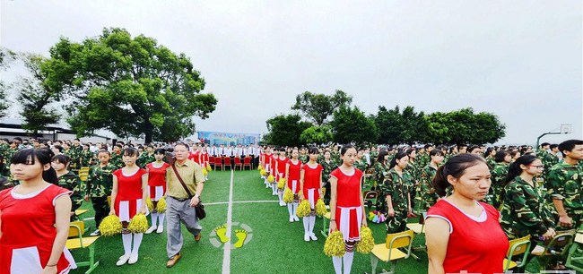 自贡市旅游职业高级中学升旗仪式