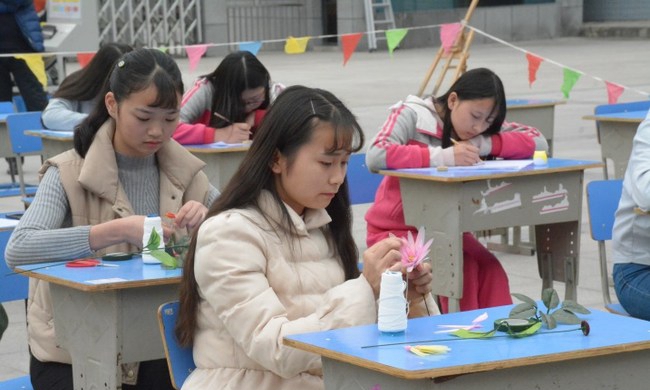 平昌通用职业技术学校幼教专业学生手工折花