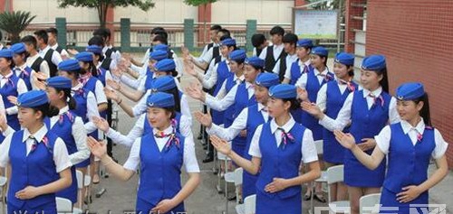 四川省荥经县职业高级中学(荥经职高)学生正在上形体课