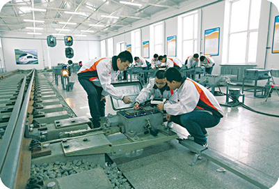 重庆轻轨学校的铁路施工与养护专业前景怎么样?
