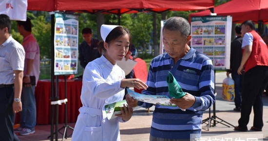 成都市读卫校选择哪个学校