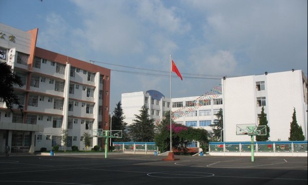 云南省贸易经济学校学校篮球场