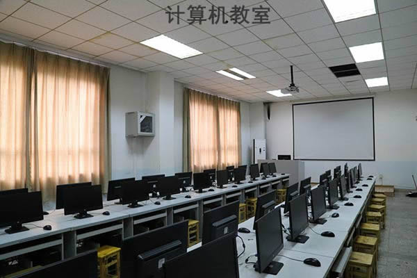 重庆建材技工学校计算机教室