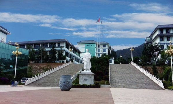 昆明卫生职业学院景观大道