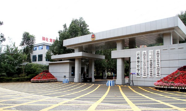 学校大门