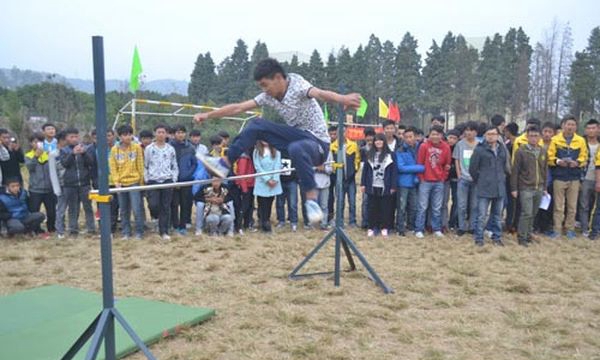 昆明市台湘科技学校跳高