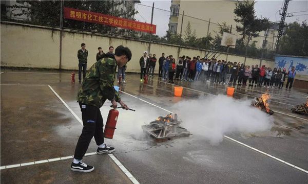 昆明市化工技工学校防震演练