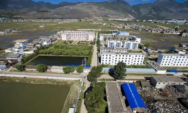 鹤庆县职业高级中学学校俯拍