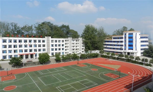 重庆垫江县第一职业中学学校操场