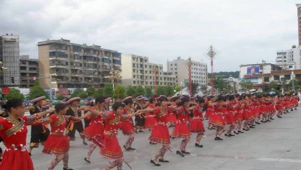 黔东南州工业学校(黔东南州高级技工学校)反排木鼓舞图片