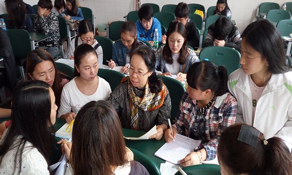 云南锡业集团高级技工学校师生讨论