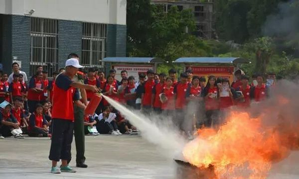 陇川县职业高级中学消防演练