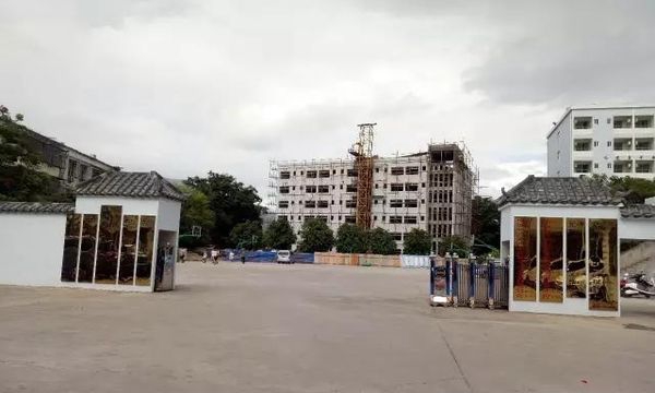 元阳县民族职业高级中学建设中的校园大门