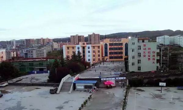 镇雄职高学校外景