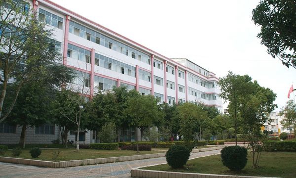 云南省普洱卫生学校整洁校园