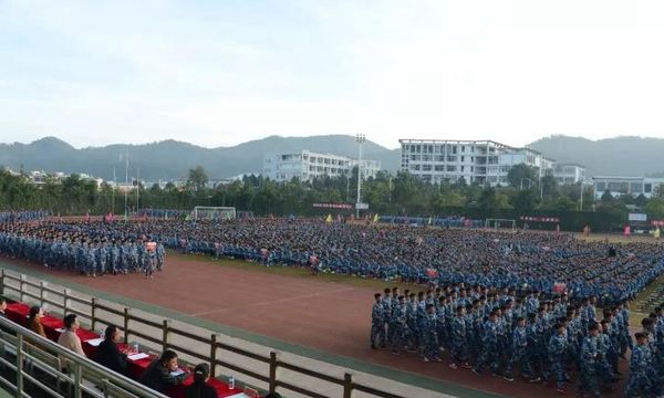 普洱市职业教育中心操场集合