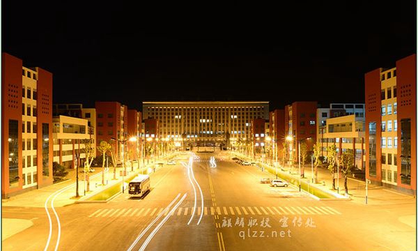 曲靖市麒麟职业技术学院校园夜景