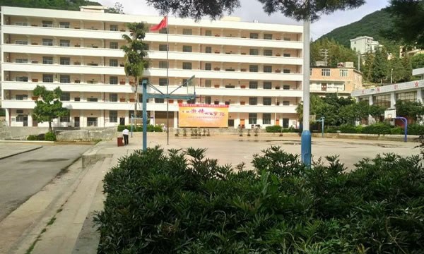 西畴县职业高级中学学校操场