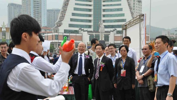 贵州省旅游学校(贵州思源旅游学校)学生表演花式调酒