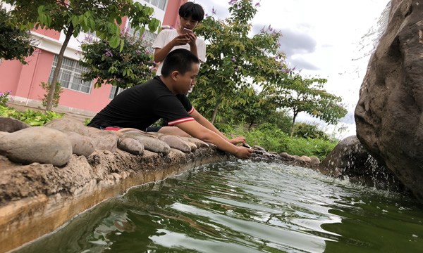 元江县职业高级中学学生悠闲时光