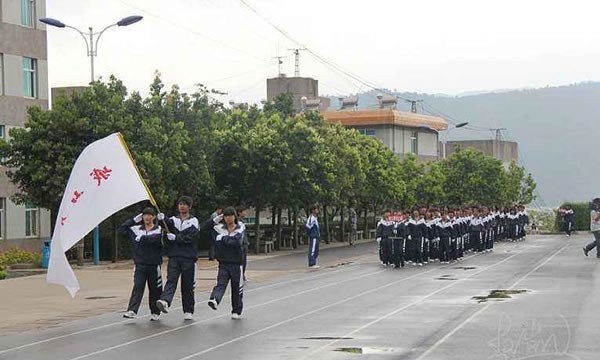 峨山县职业高级中学升旗仪式