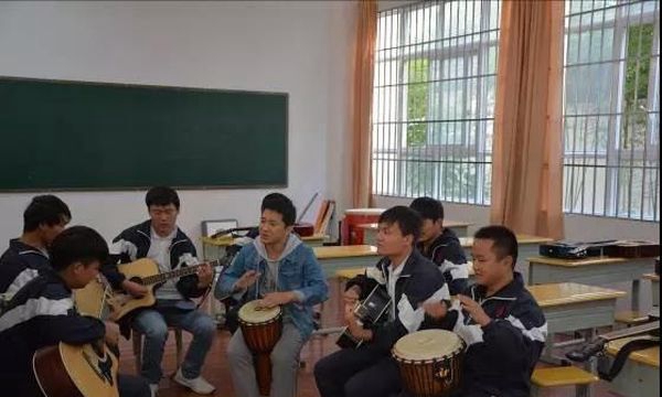 大理州特殊教育学校盲生器乐课